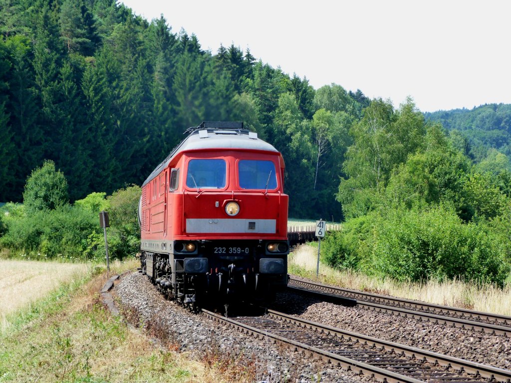 232 359 fhrt am Mittag des 26.07.13 mit einem Gterzug ber die KBS 870, von Nrnberg Richtung Sulzbach.
Eingefangen bei Etzelwang. 