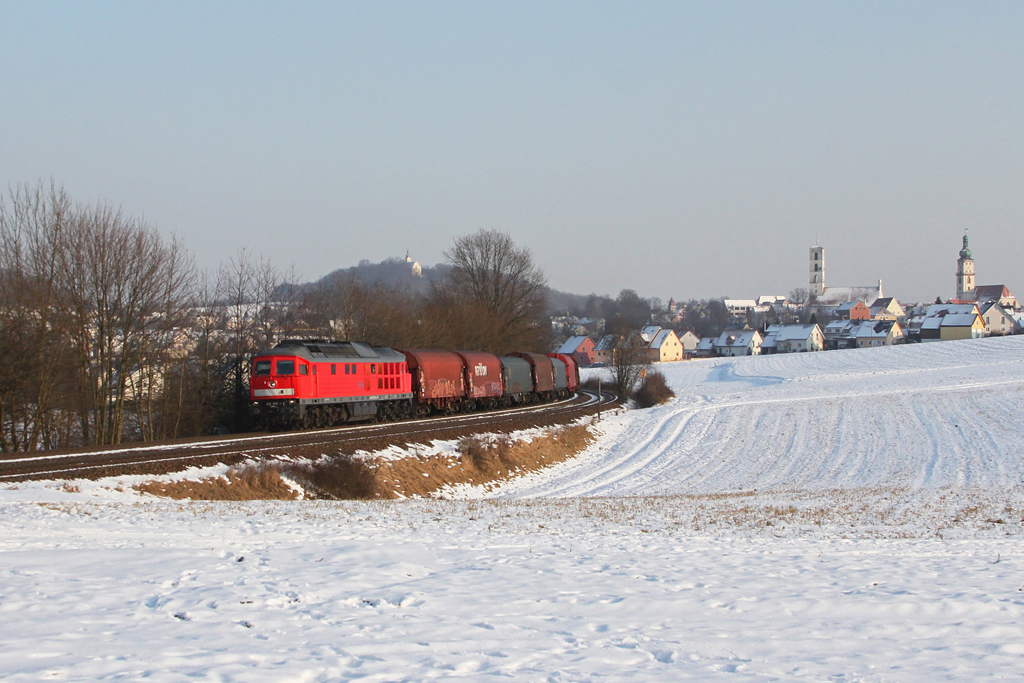 232 359 mit einem gemischten Gterzug am 10.02.2012 bei Sulzbach-Rosenberg.