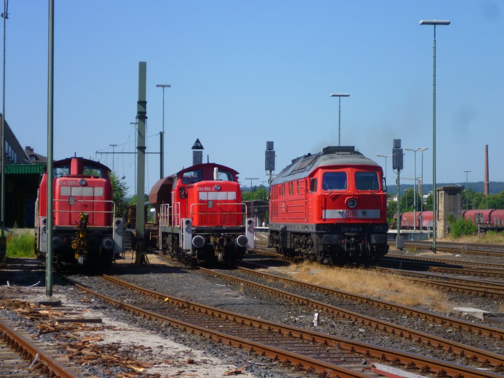 232 384-8 beim Abfahren in Marktredwitz am 22.07.13. Dabei entstand das Gruppenbild mit 294 902-2 und 294 587-1.