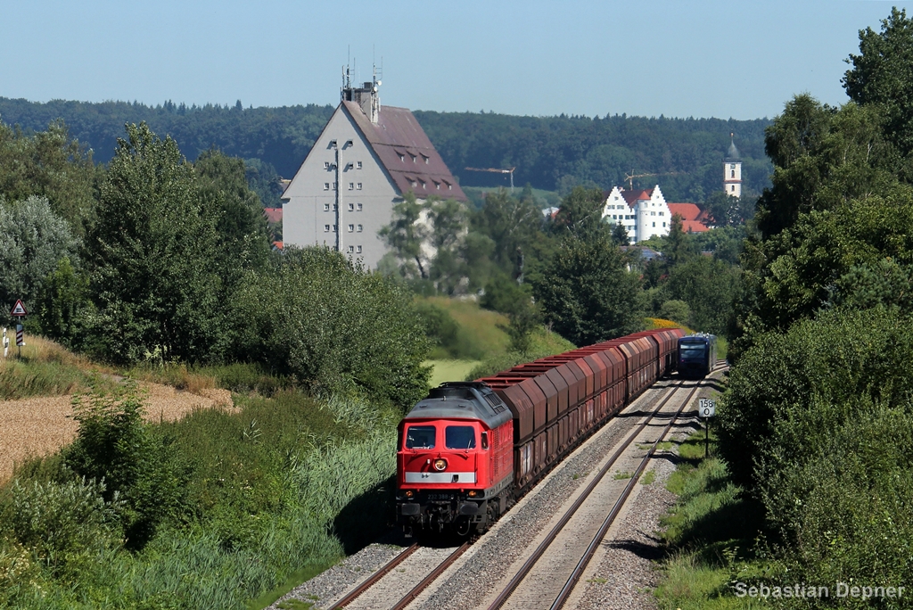 232 388 beschleunigte am 2.8.13 aus dem Bahnhof Aulendorf mit ihrem Kieszug aus Roberg heraus nach Friedrichshafen