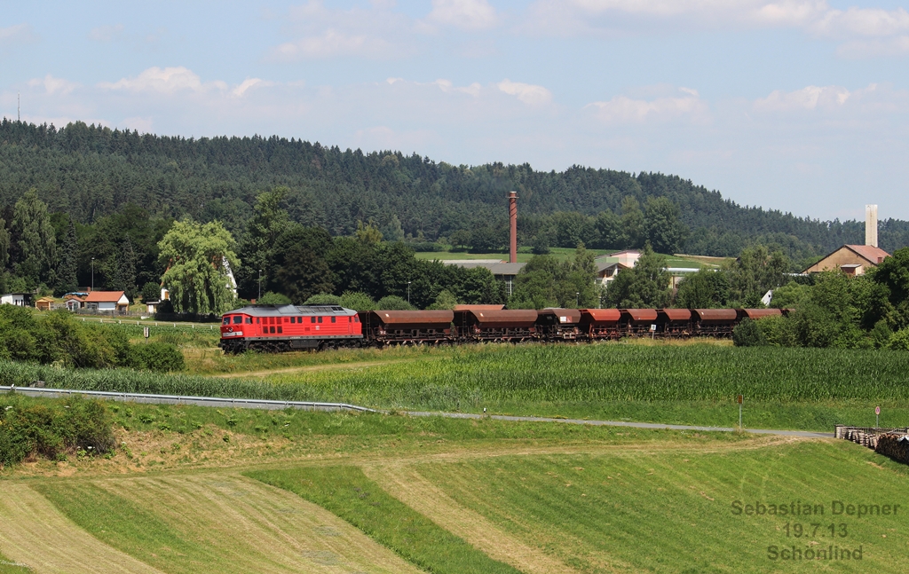 232 426 bespannte am 19.7.13 einen Schotterzug aus Pechbrunn nach Nrnberg in Schnlind