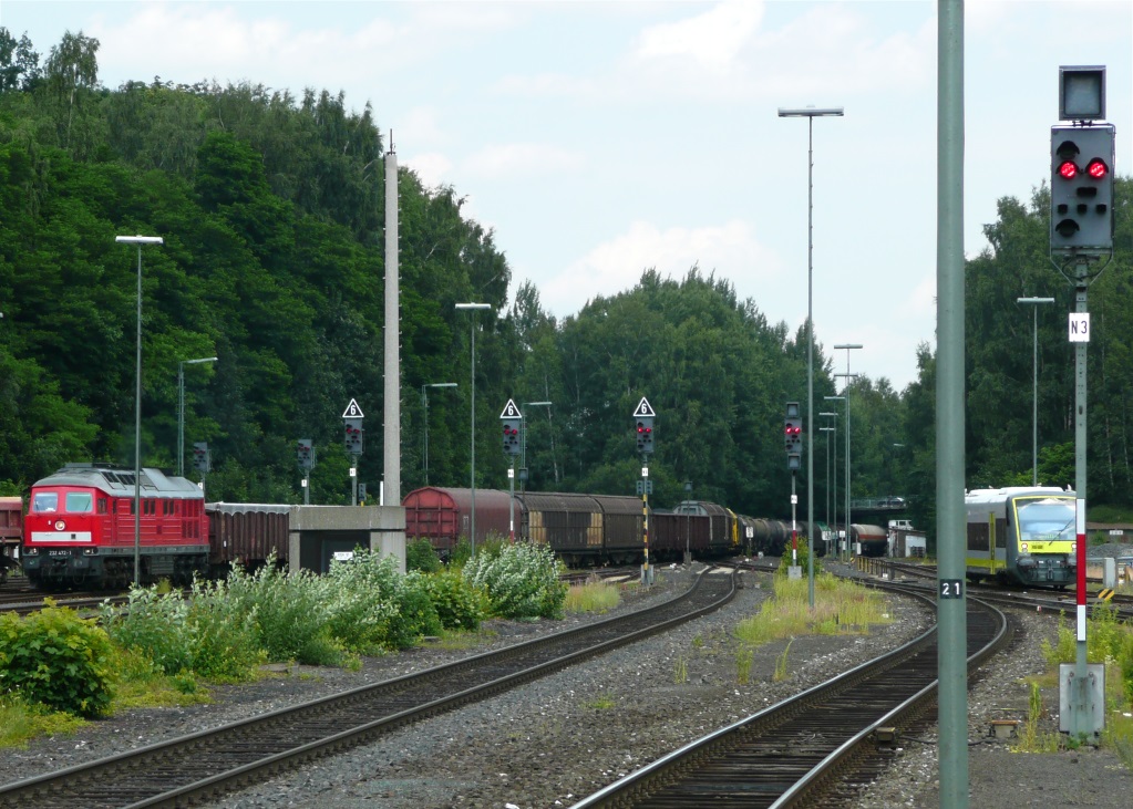 232 472 fhrt mit einem Gterzug aus Hof durch den stlichen Weichenbereich des Marktredwitzer Bahnhofs. (6.7.11)