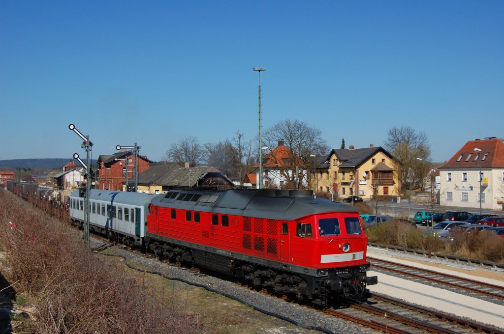 232 472 mit Milit�rzug bei der Ausfahrt aus Vilseck am 07.04.2010