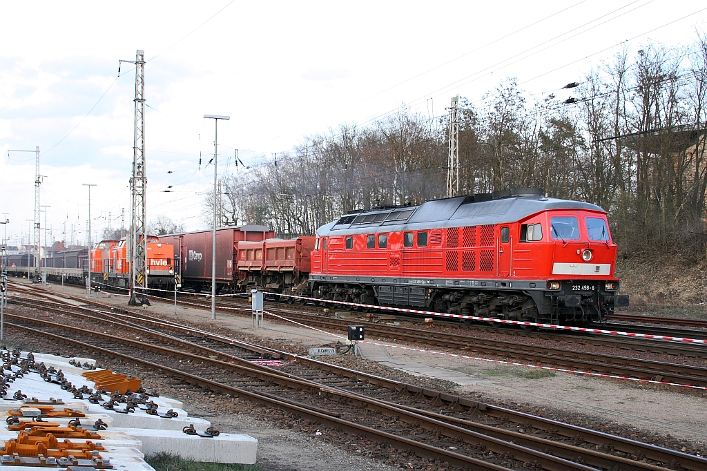 232 498 mit einem gemischten G�terzug bei der Ausfahrt aus Eberswalde am 01.04.2010