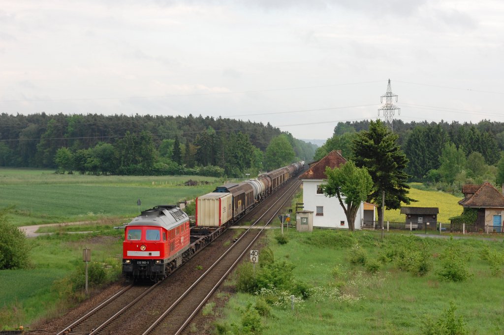 232 502 am 26.05.2010 mit Umleitergterzug bei Schwandorf