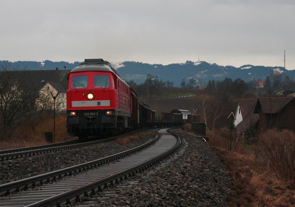 232 502 drhnt am 30.12. mit ihrem Schadwagenzug bei Bodolz vom Bodensee hinauf ins Allgu. Trotz bescheidenstem Wetter standen dort vier Fotografen , und genossen, wie die Grorussin mit wunderbarem Sound an ihnen vorbeifuhr.