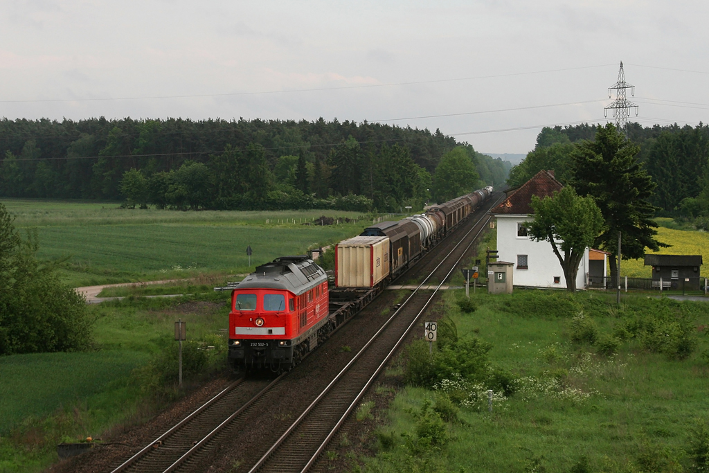 232 502 mit einem gemischten Gterzug am 26.05.2010 bei Schwandorf.