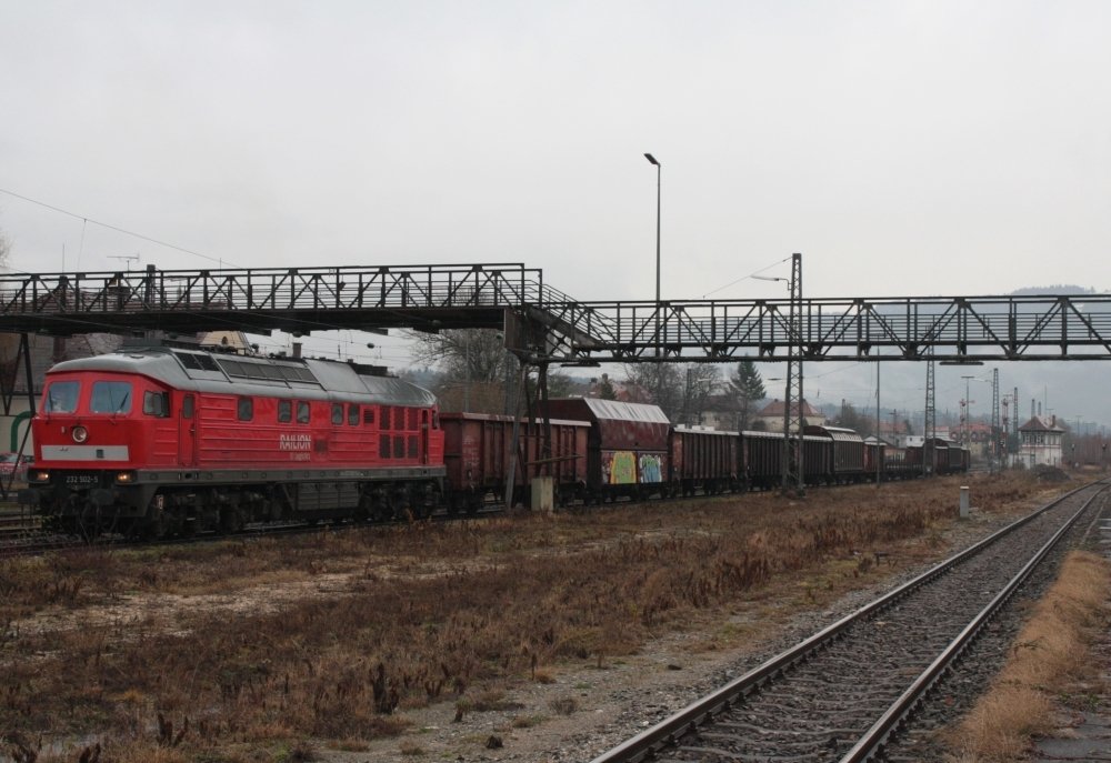 232 502 steht am 30.12.2009 mit ihrem Schadwagenzug in Lindau-Reutin zur Abfahrt bereit.