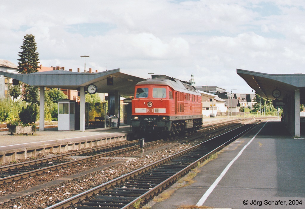 232 514 fhrt am 25.8.04 allein als „Lokzug“ in Amberg durch Gleis 2. (Blick Richtung Osten)