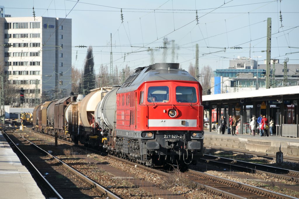 232 527 am 03.04.10 mit Umleiter Landshut-Mhldorf in Mnchen Ost