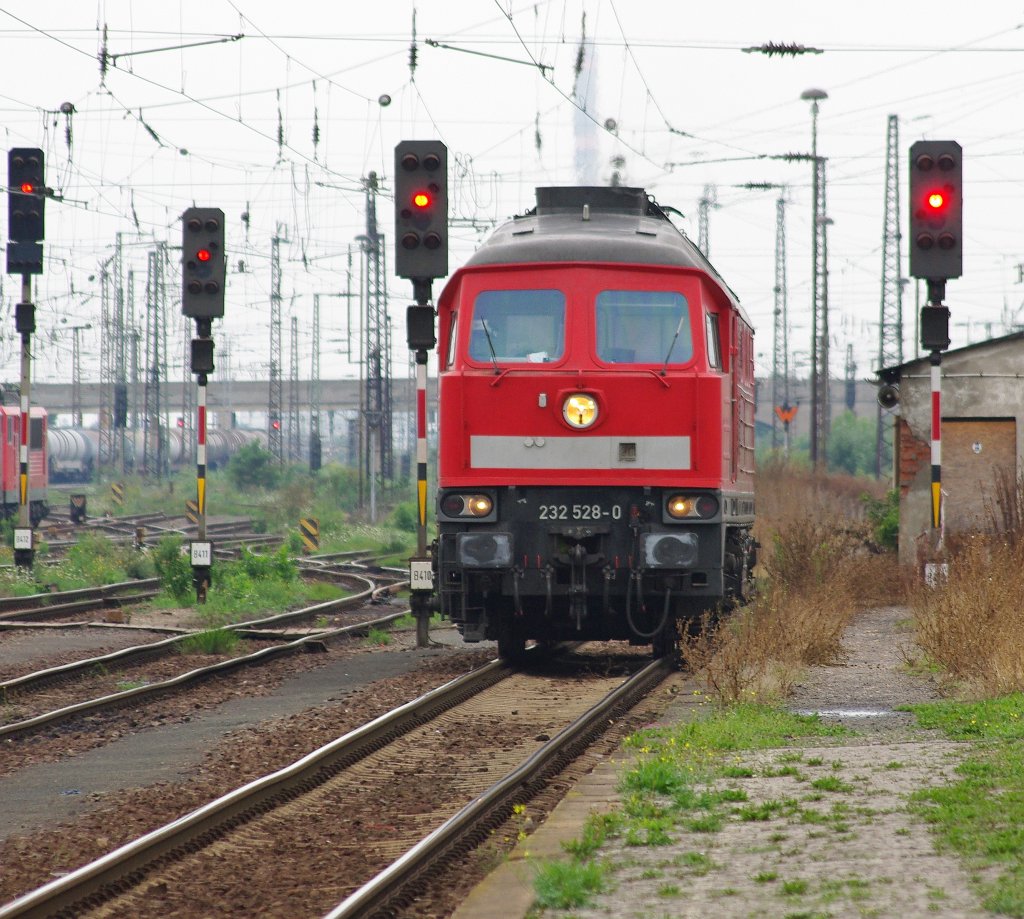 232 528-0 bahnt sich ihren Weg durch den Weichen- Masten- und Signalwald in Grokorbetha. Aufgenommen am 14.08.2010.