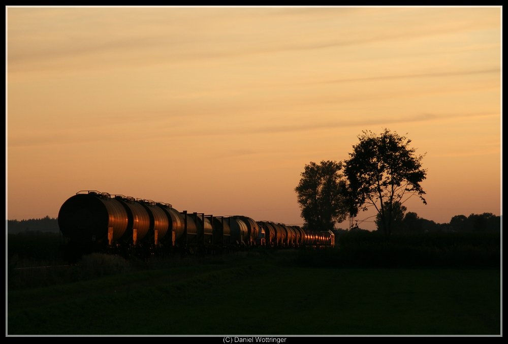 232 528 f�hrt am Abend des 9. Septembers 2009 gen M�hldorf.