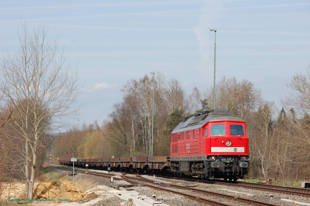 232 528 mit einem Gterzug bestehend aus leeren Schwerlastwagen am 09.04.2010 in Vilseck