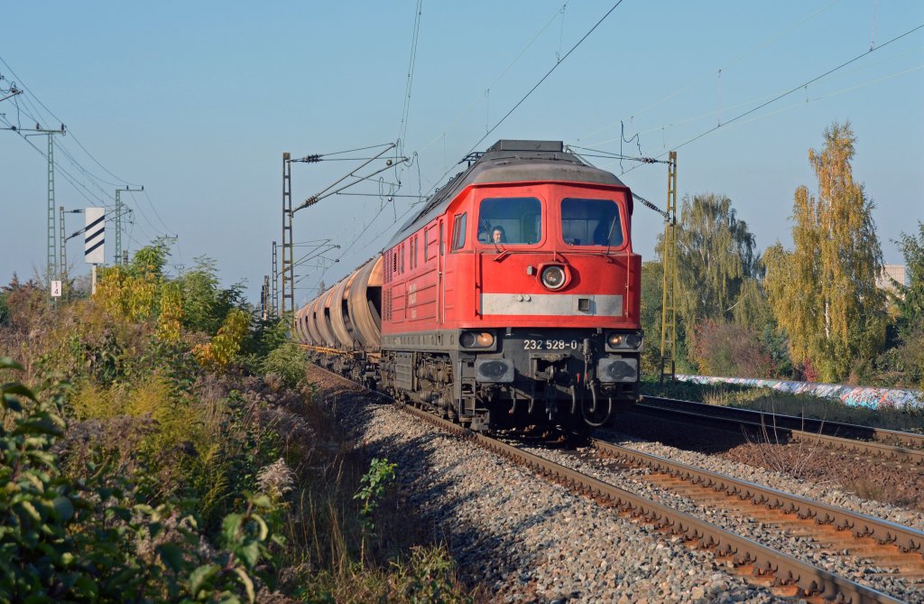 232 528 zog am 23.10.11 einen Staubzug durch Halle-Rosengarten Richtung Rbf Halle(S).