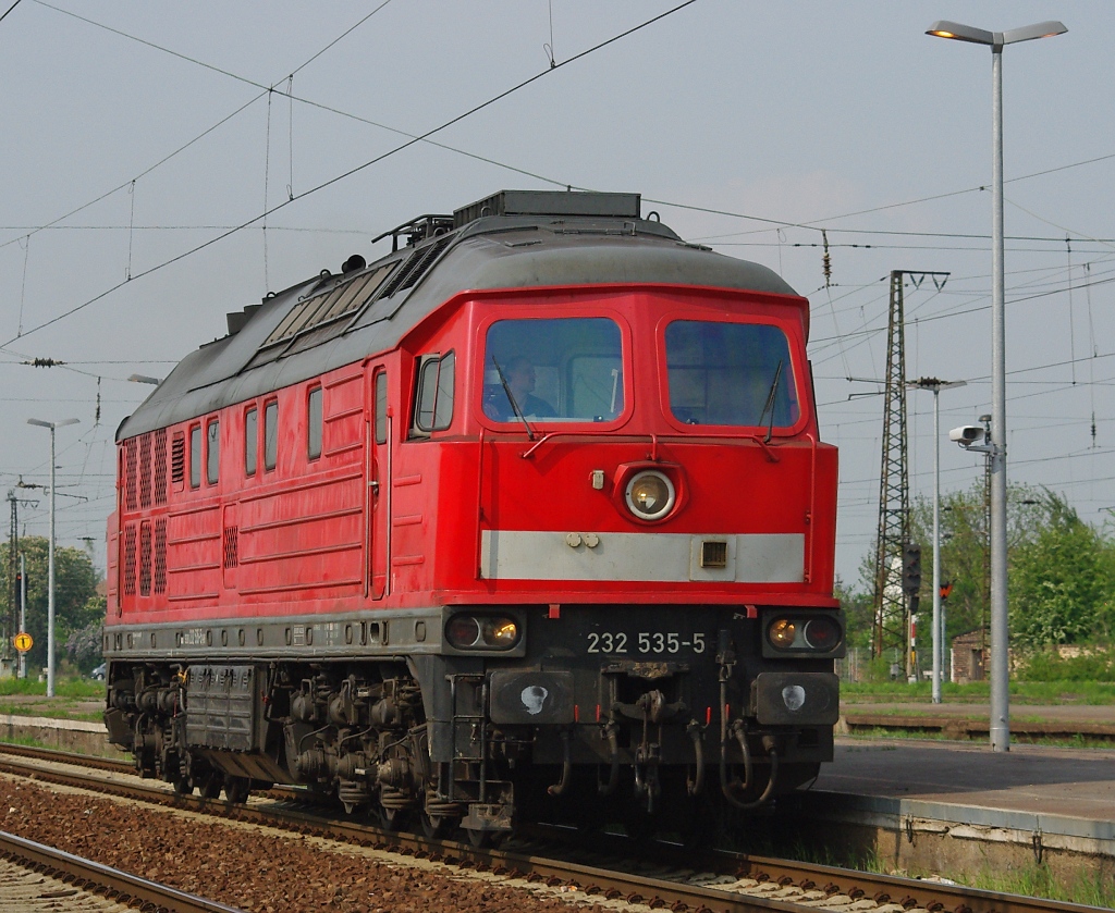 232 535-5 setzt in Grokorbetha um. Aufgenommen am 28.04.2011.