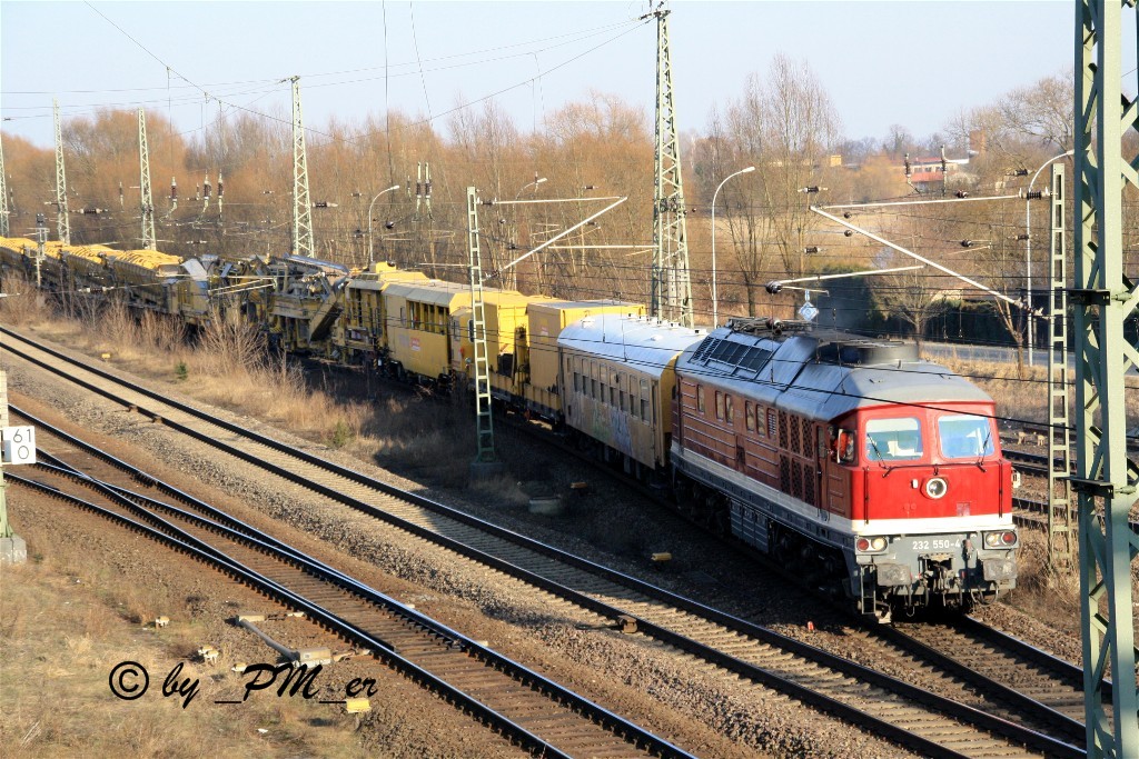232 550-4 der DB AG brachte einen Gleisbauzug nach Brandenburg somit dann die Gleiserneuerung in Richtung Potsdam beginnen kann.21.2.2011
