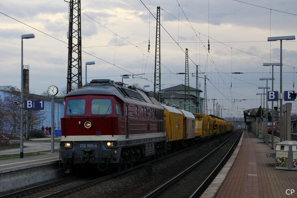 232 550-4 der DGT rollt am 26.3.2010 mit einem Bauzug durch den Bahnhof Naumburg.