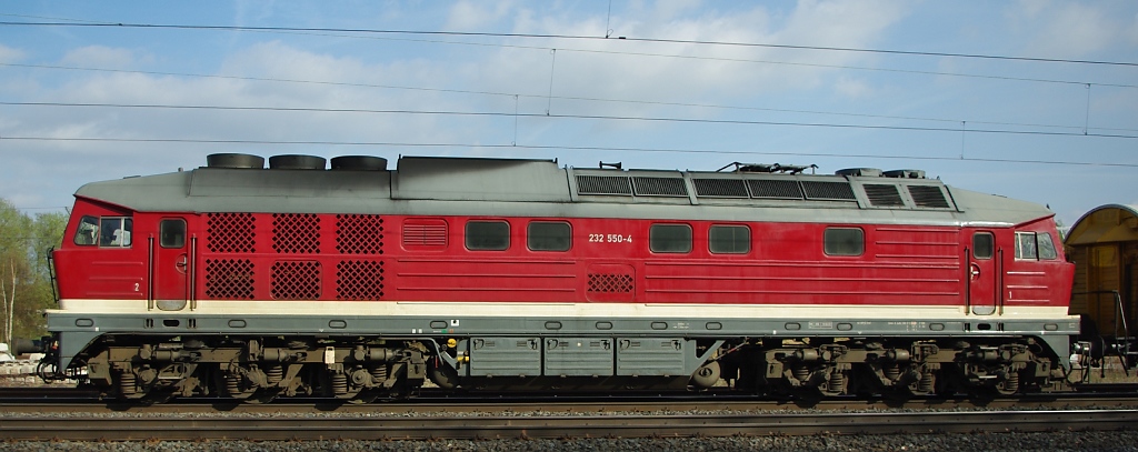232 550-4 kam am 08.04.2011 (mal wieder) mit einem Bauzug durch Eschwege West in Richtung Norden durch. Hier mal im Seitenprofil.