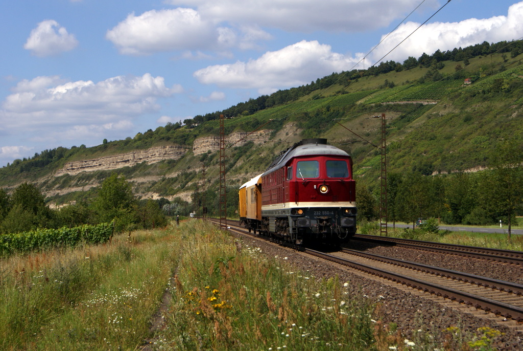 232 550-4 mit zwei Bauzugwagen in Thngersheim am 02.08.2011