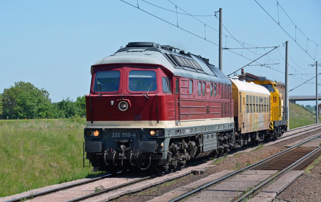 232 550 befrderte am 20.05.12 einen Bauwagen mit angehngter 293 011 durch Brehna Richtung Halle(S).