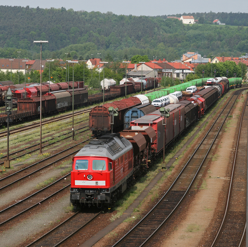 232 561 mit einem gemischten G�terzug aus N�rnberg am 25.05.2010 in Schwandorf.