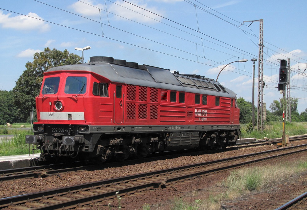 232 568-6 rangiert hier im Bahnhof Priort und wird gleich, durch die Erlaubnis des Rangiersignales, Platz machen fr die nchste RB. 06.07.2011