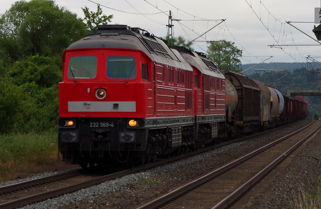 232 569 + 232 259 mit gemischten Gterzug am 25.06.2013 in Gundelsdorf. 