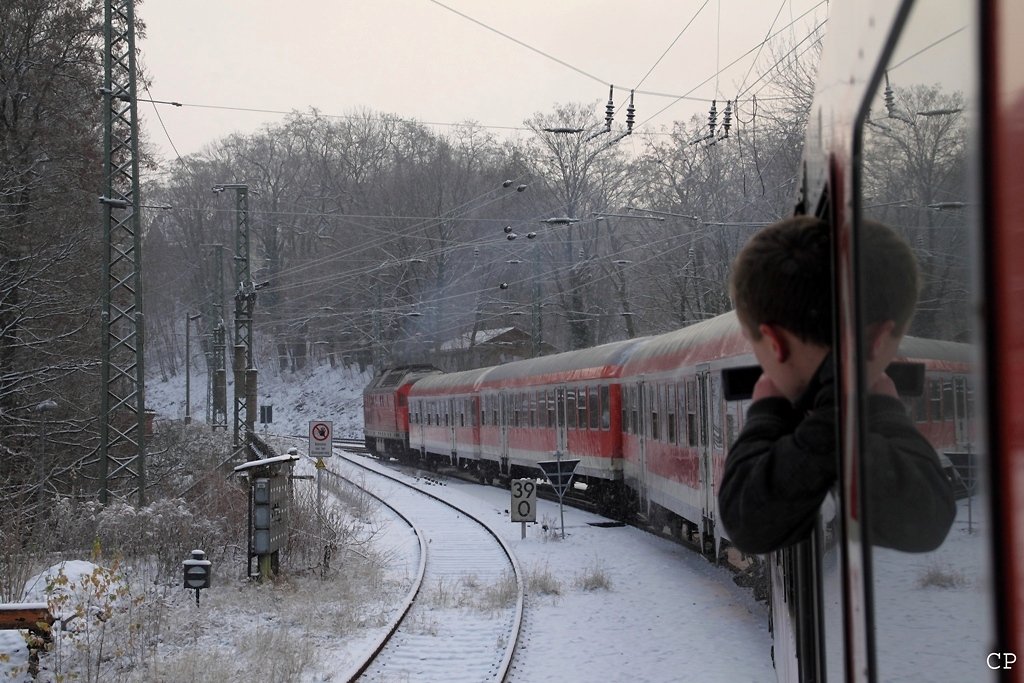 232 569-4 beschleunigt am 19.12.2009 unseren RE 3630 bei der Ausfahrt aus Altenburg. Schn, dass man sowas im Jahr 2009 nochmal erleben durfte! Kevin hlt die Ausfahrt in bewegten Bildern fest. Das Ergebnis gibts hier: http://www.bahnvideos.eu/name/einzelbild/number/11250/kategorie/Deutschland~Bahnh%F6fe+%28A+-+E%29~Altenburg.html