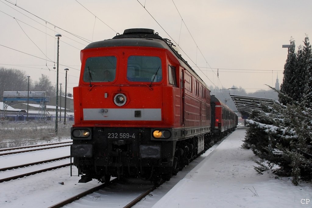 232 569-4 hat am 19.12.2009 einen RE nach Altenburg gebracht. Nach dem Umsetzen wird sie diesen zurck nach Erfurt bringen.