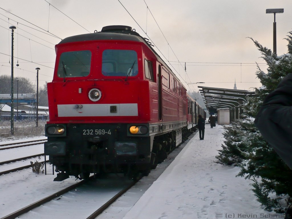 232 569-4 hat ihren RE aus Erfurt Hbf in den Bahnhof Altenburg auf Gleis 3 gebracht. Nun muss die Lok zum Fahrtrichtungswechsel umsetzen. (19.12.2009)