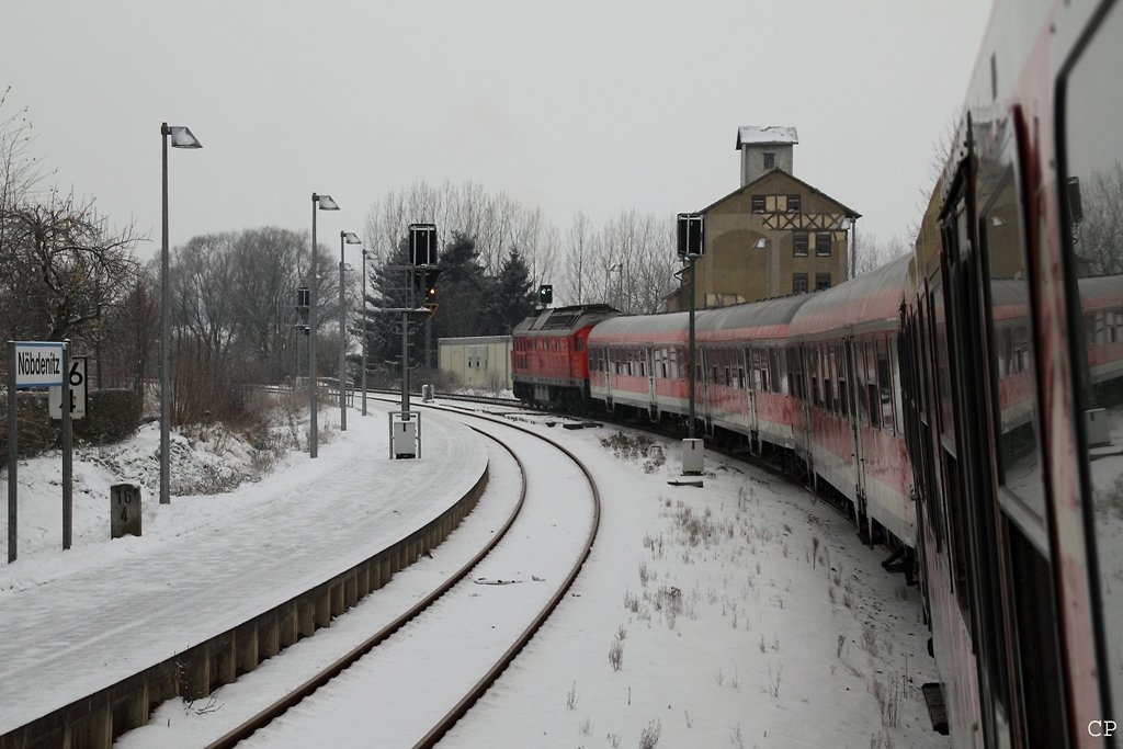 232 569 hlt mit ihrem RE 3630 nach Erfurt am 19.12.2009 in Nbdenitz.