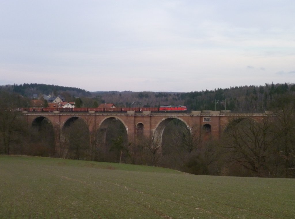 232 569 ist hier am 11.4.13 auf der Elstertalbrcke bei Joketa zusehen.