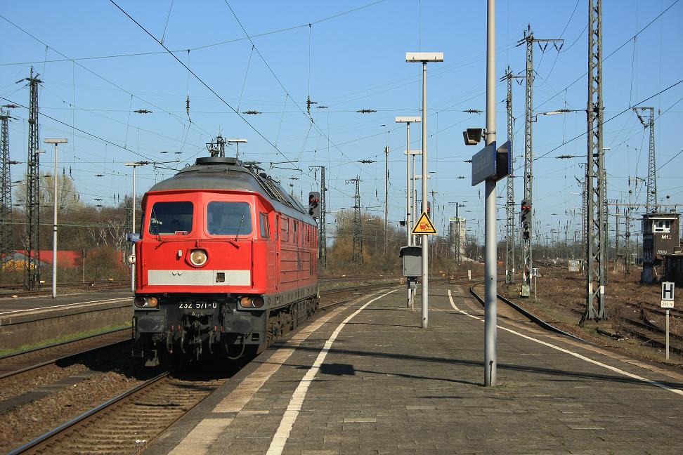 232 571 fhrt am 18. Mrz 2011 durch Wanne-Eickel Hbf Richtung Gelsenkirchen.