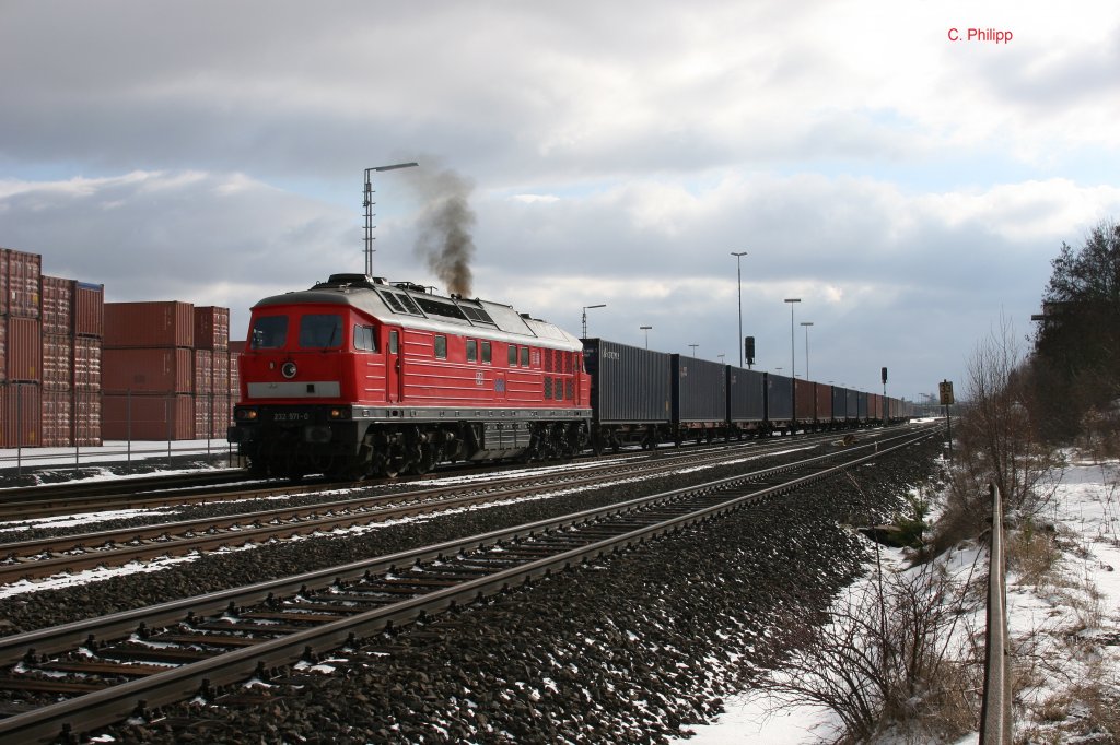 232 571 fhrt mit einem Containerzug aus Wiesau aus. Aufnahmedatum: 08.02.13