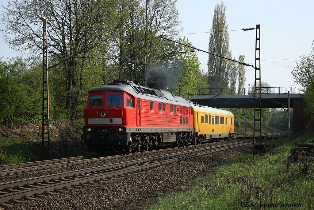 232 571 macht mit ihrem Messwagen am 19.4.2011 ordentlich Dampf in Hannover Limmer.