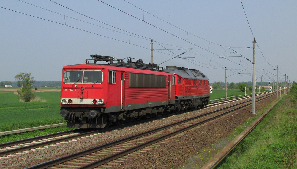 232 583-5 zieht 155 262-9 auf dem Gegengleis Richtung Priort. Hier sind sie beide in Satzkorn zu sehen. 29.04.2011
