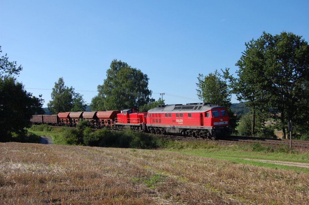 232 589 mit 294 810 und einem Gterzug am 20.08.2010 bei Sulzbach-Rosenberg