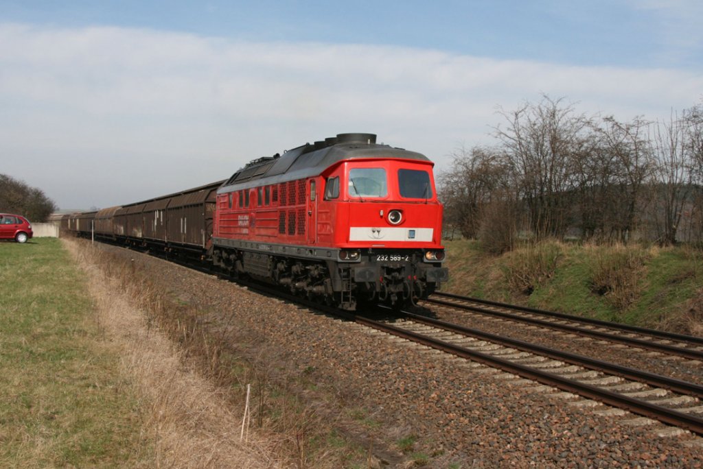 232 589 mit einem gemischten Gterzug am Haken durchfhrt Obermylau(Vogtl.).08.04.2010.