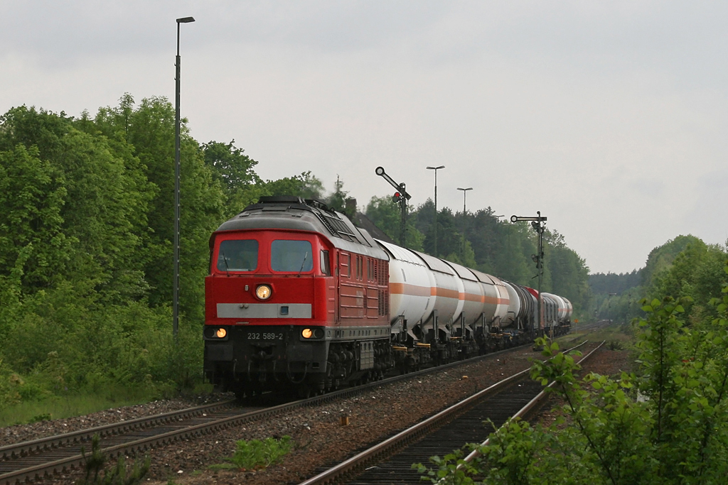 232 589 mit einem Gterzug am 26.05.2010 in Freihls.