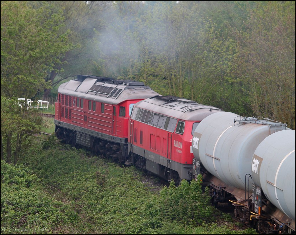 232 592-6 und 225 027-2 ziehen hier ein Kesselwagenzug von der Wilhelmshavener Raffinerie aus ber`s Industriestammgleis. 15/05/2012