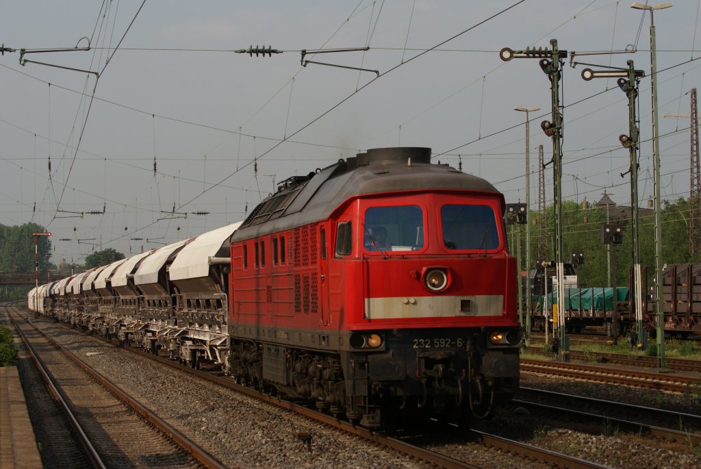 232 592-6 mit einem Kalkzug in Dsseldorf-Rath am 10.05.2011