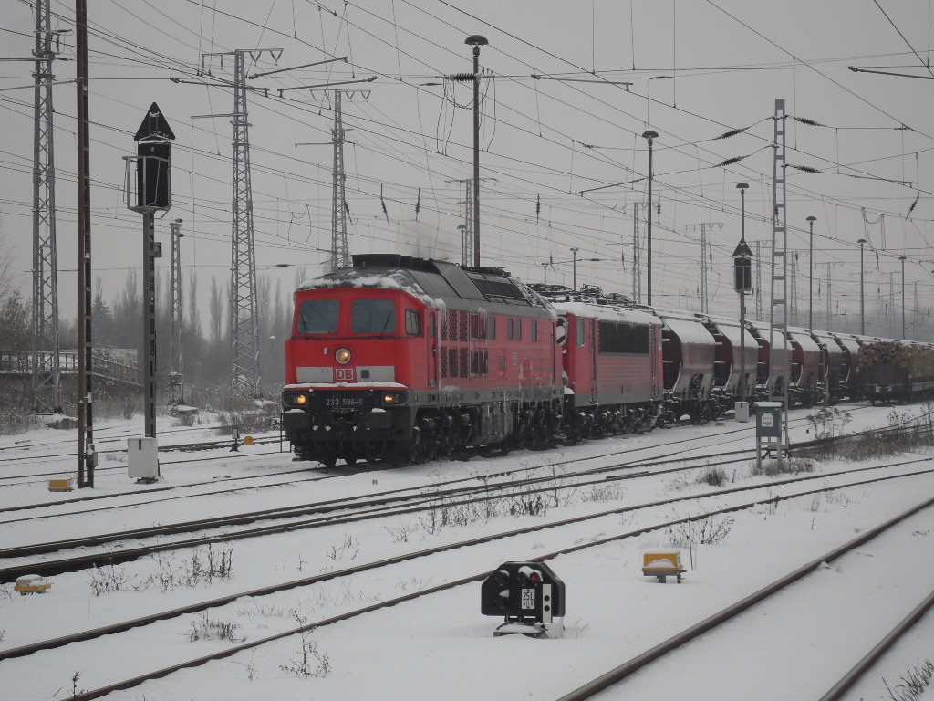 232 595 holt am 22.12.2010 den schon seit einer woche stehenden Kalizug aus Stendal ab.
