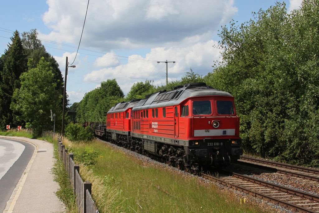 232 618 und 232 703 mit einem Stahlzug am 24.06.2011 bei Sulzbach-Rosenberg.