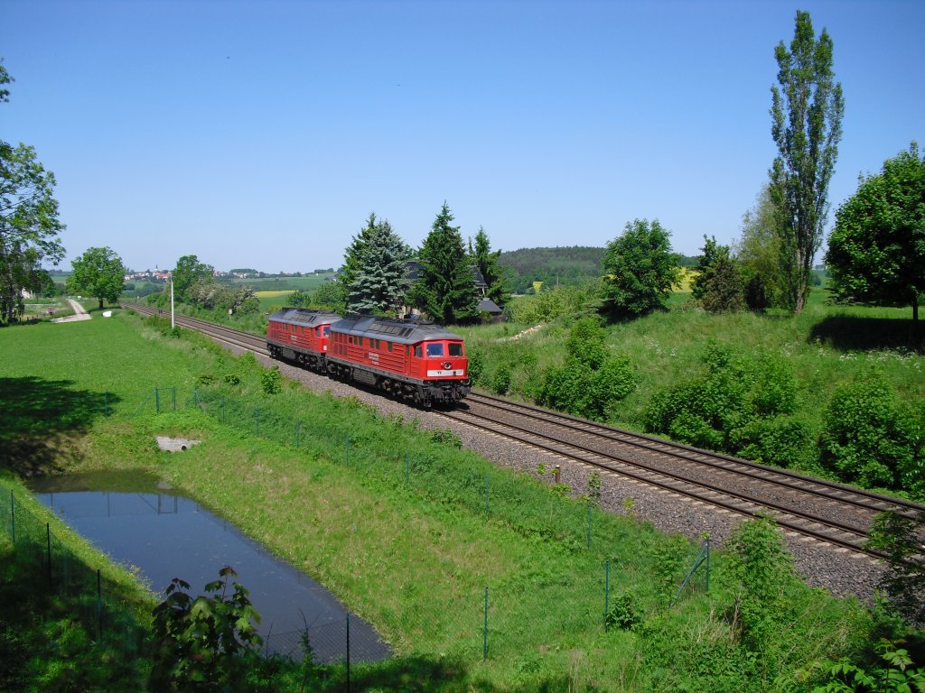 232 618-9 und 232 589-2 sind auf dem Weg nach Reichenbach/V. Hier in Obermylau, am 05.06.10.