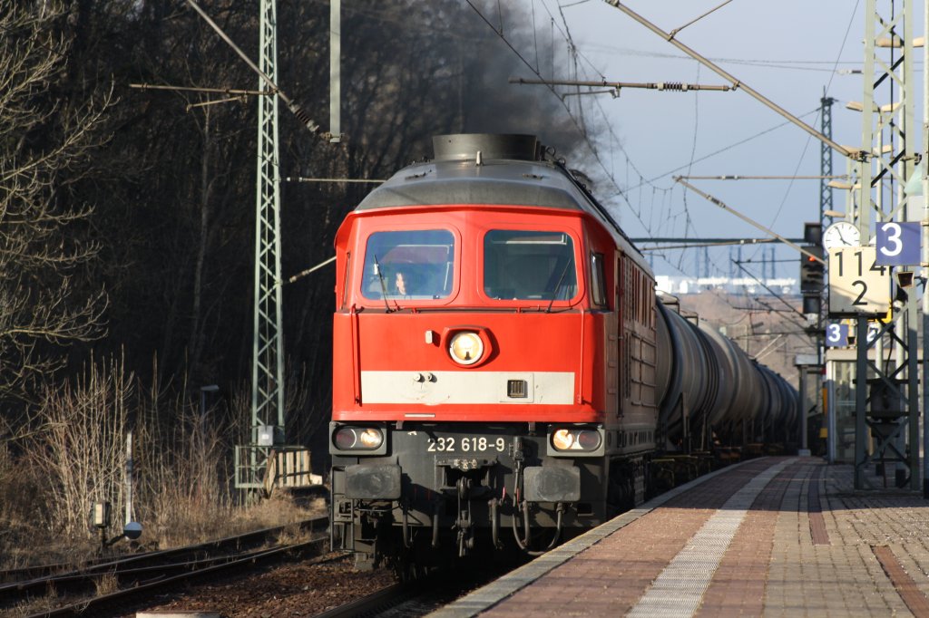 232 618-9 mit einem Kesselwagenzug bei Erfurt.Mrz 2010