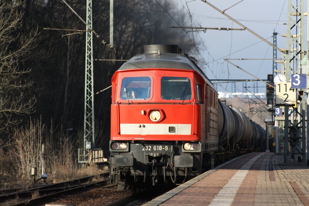 232 618-9 mit einem Kesselwagenzug bei Erfurt.Mrz 2010