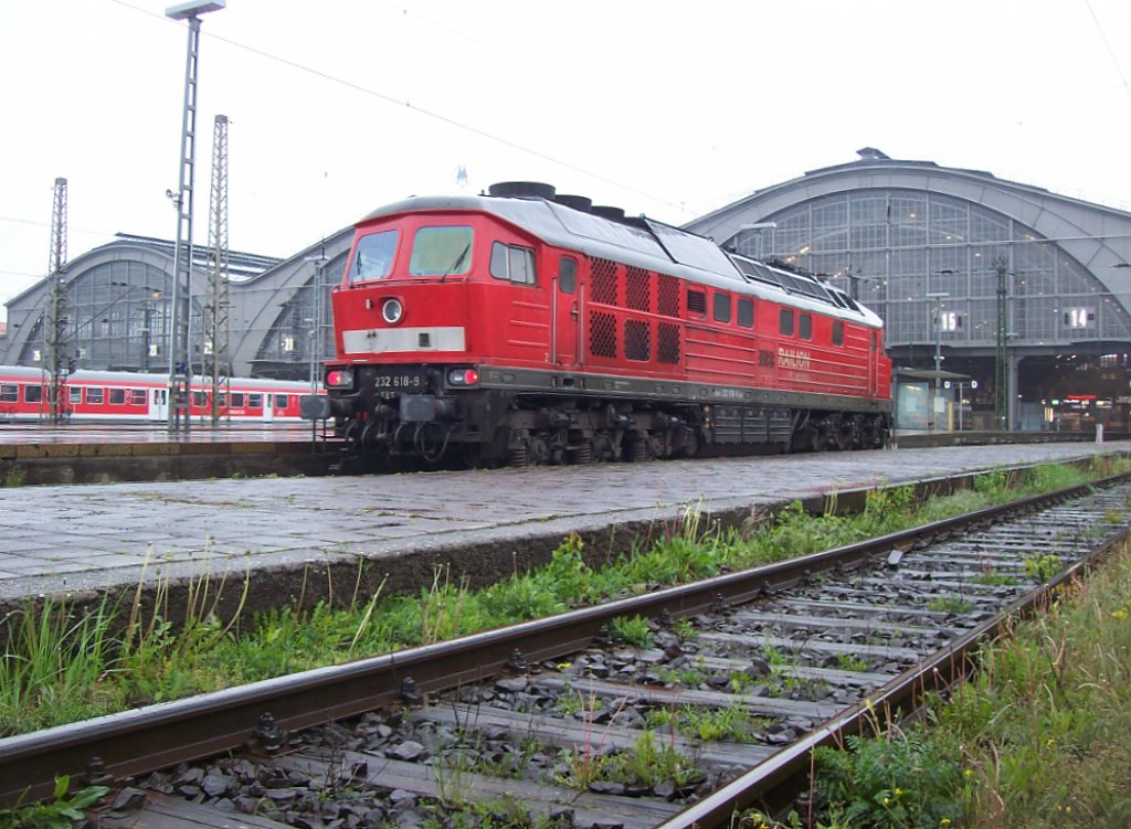 232 618-9 vor dem  Hbf Leipzig 06.05.2010 (das war was das hat heute geregnet wie aus eimern ... foto ist auch nicht im gleis bereich sonder auf der bahnsteig kante)