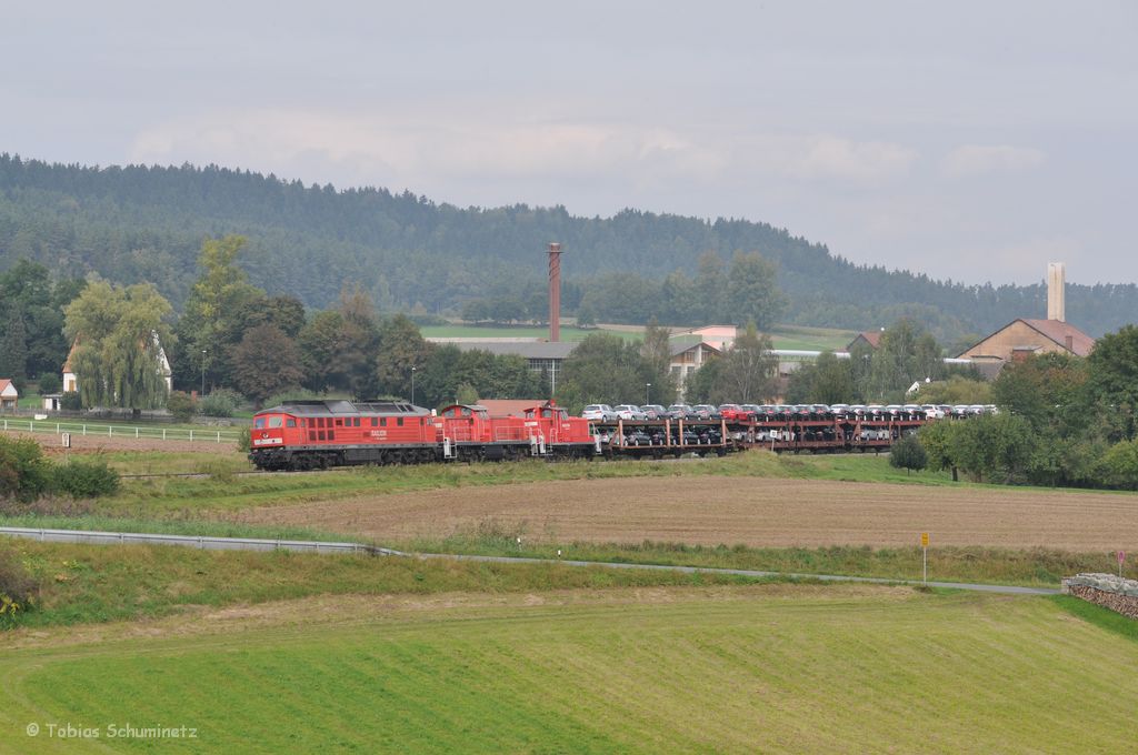 232 618 mit 2 weiteren kalt mitgef�hrten Rangierloks mit Umleiter-Autozug am 21.09.2011 bei Sch�nlind