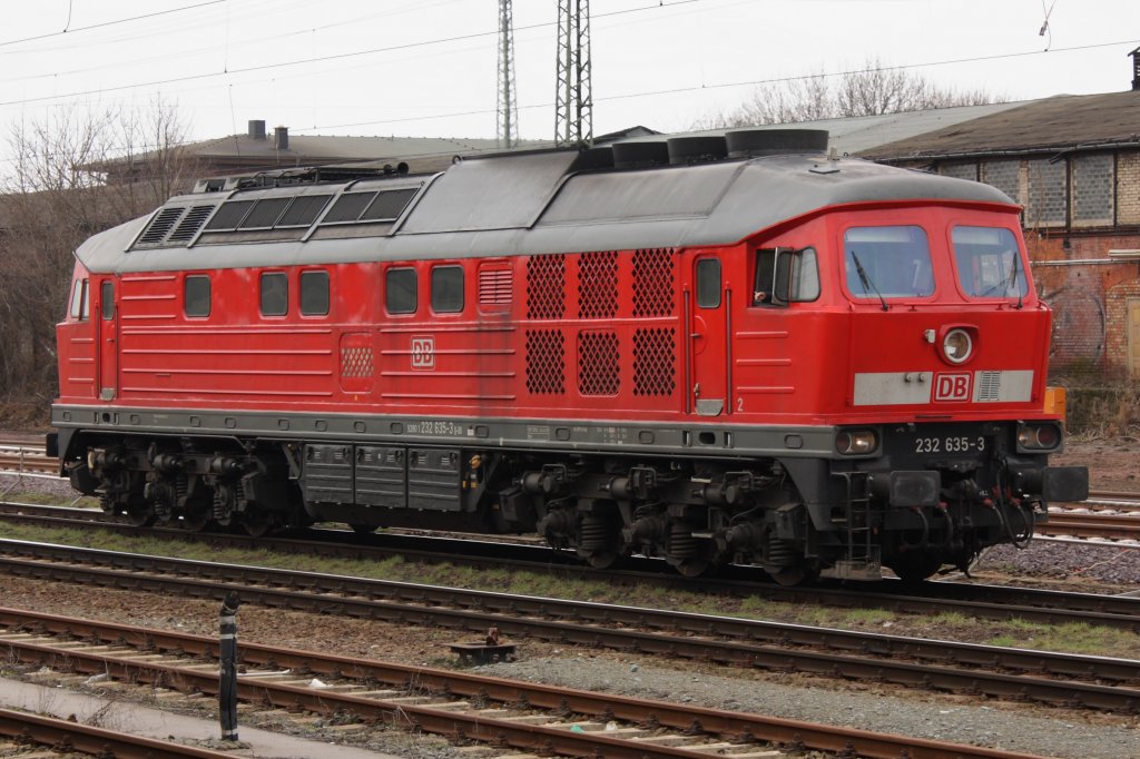 232 635-3 wartet in Magdeburg Hbf auf die Weiterfahrt in Richtung Magdeburg Neustadt. Fotografiert am 27.03.2010.