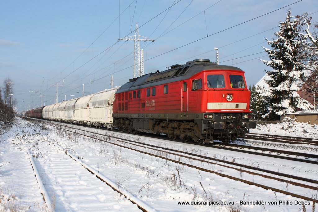 232 654-4 (Railion DB Logistics) fhrt am 4. Januar 2010 um 13:40 Uhr mit einem Gterzug durch Ratingen Lintorf